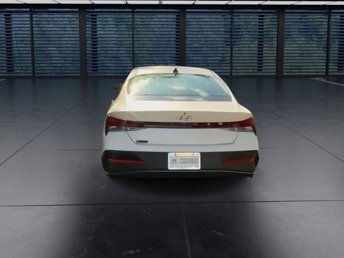 Used 2025 Hyundai Elantra SE image 7