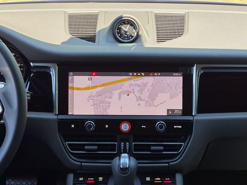 Certified 2026 Porsche Macan AWD/4WD image 12