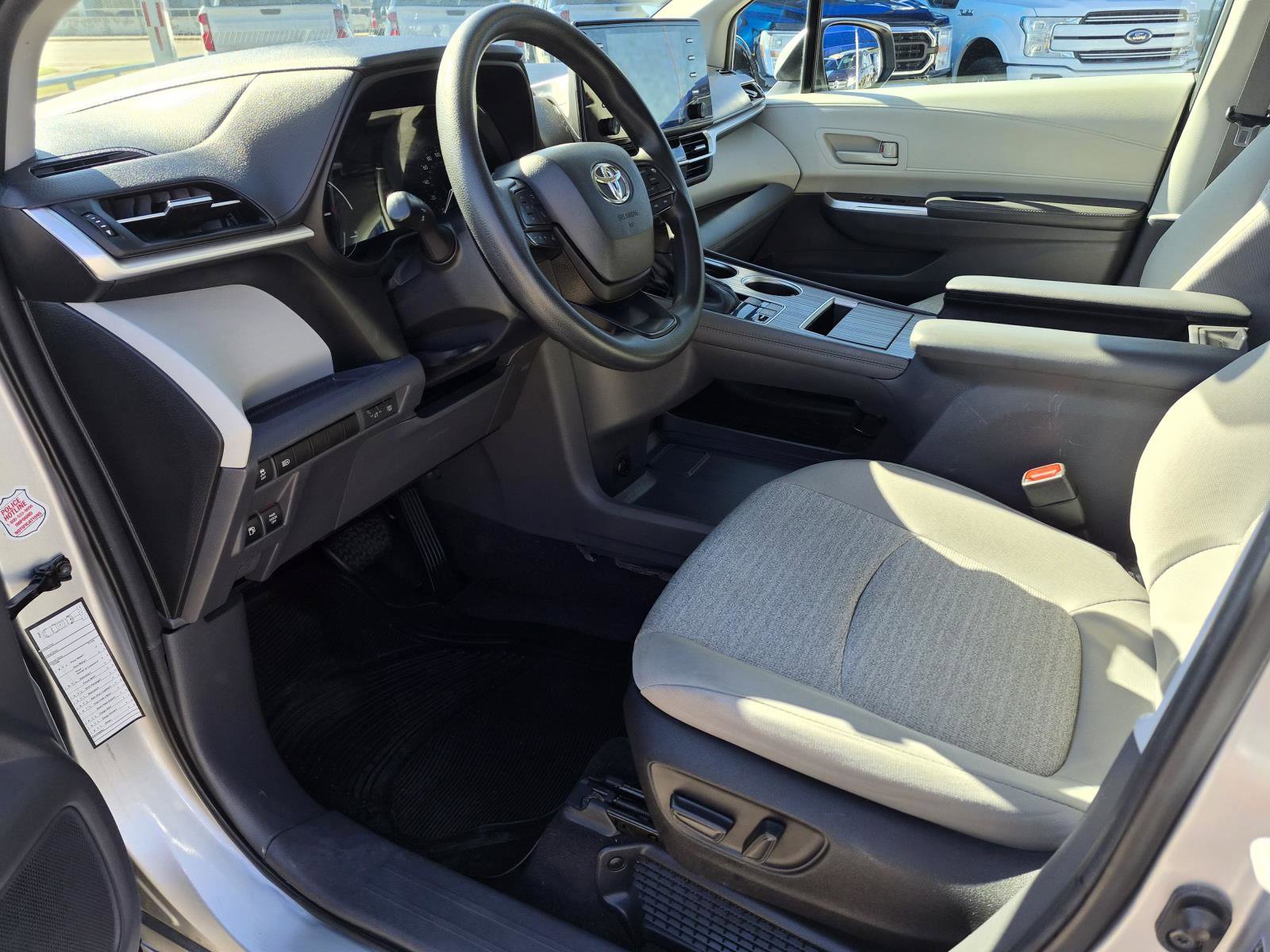 Used 2022 Toyota Sienna LE FWD image 2