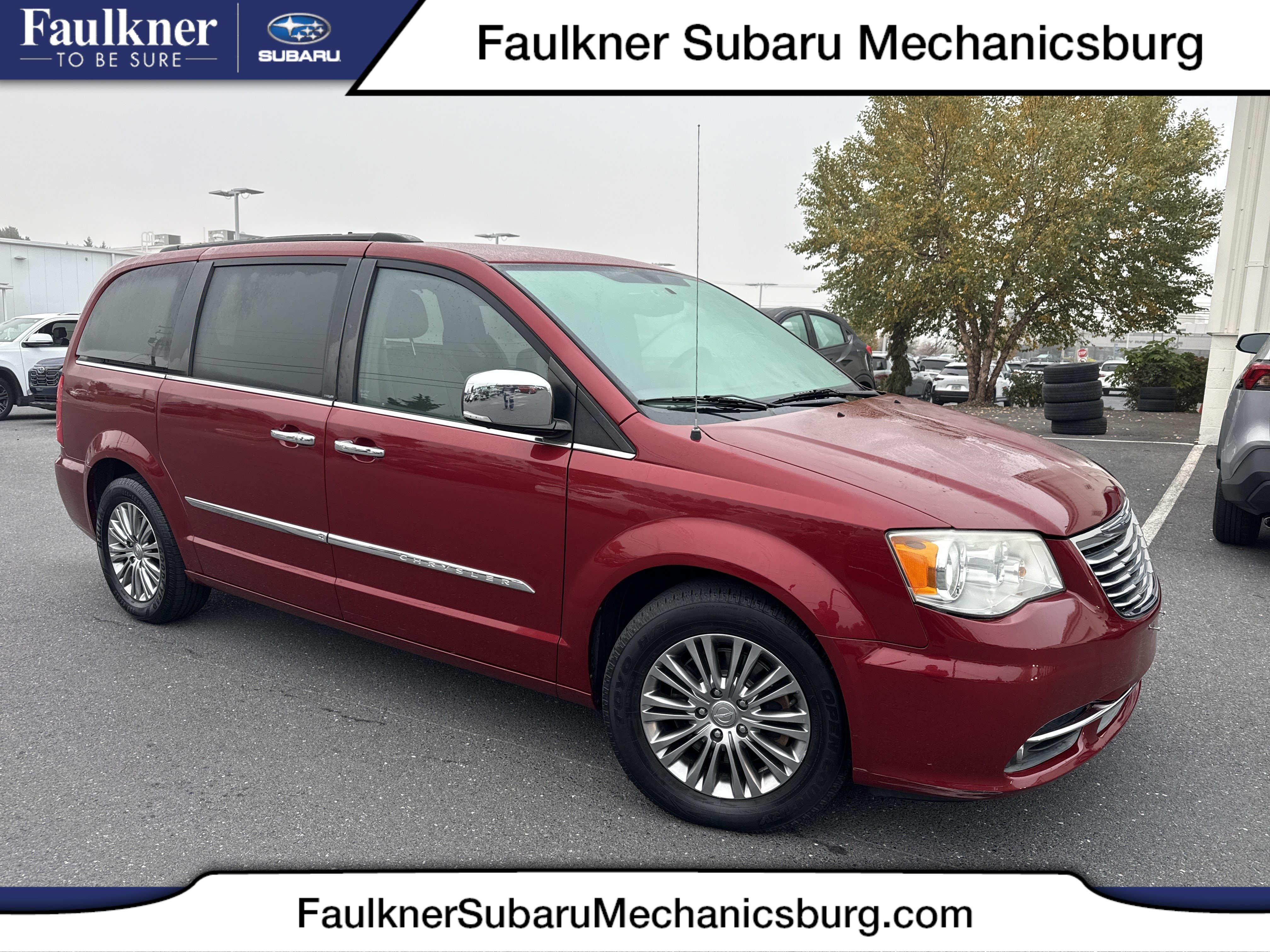 Used 2014 Chrysler Town & Country Touring-L w/ Driver Convenience Group FWD image 1