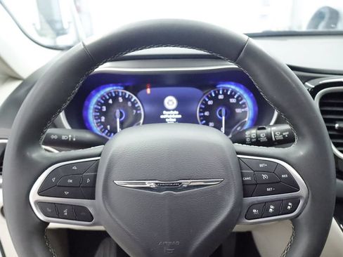 Certified 2023 Chrysler Pacifica Touring-L FWD image 26