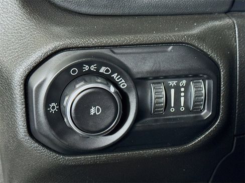 Used 2019 Jeep Wrangler Unlimited Sahara image 10