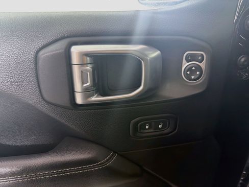 Used 2019 Jeep Wrangler Unlimited Sahara AWD/4WD image 15