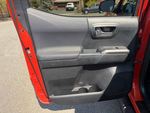 Used 2018 Toyota Tacoma TRD Sport AWD/4WD image 24