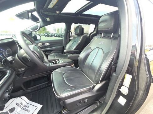 Used 2023 Chrysler Pacifica Limited w/ Uconnect Theater Family Group image 31