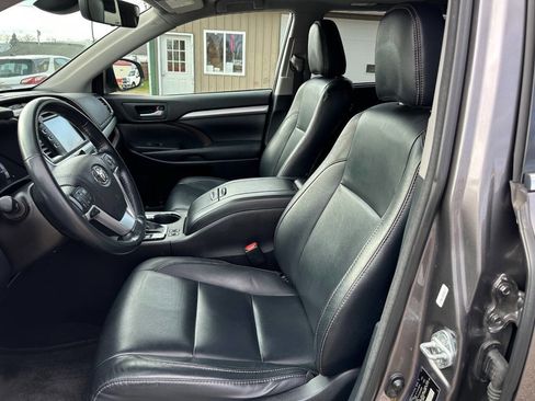 Used 2018 Toyota Highlander XLE image 2