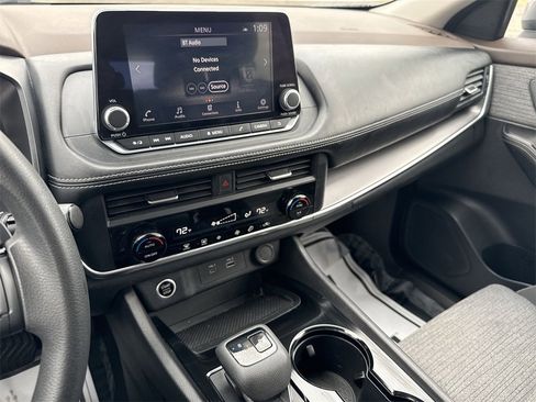 Used 2023 Nissan Rogue SV image 19