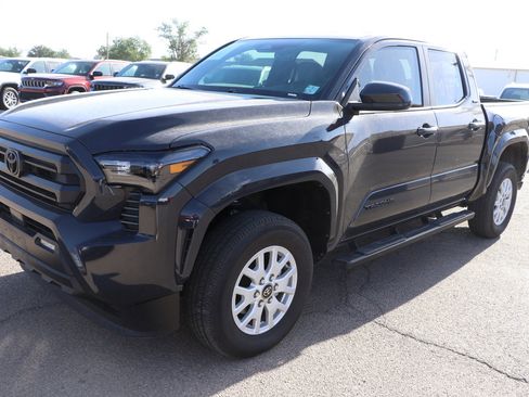 Used 2025 Toyota Tacoma SR5 AWD/4WD image 3