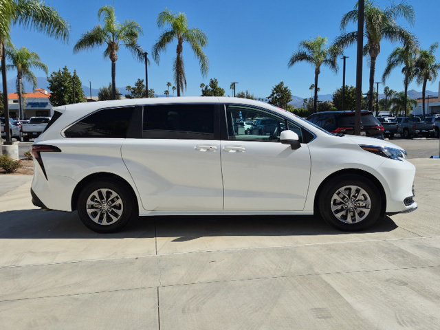 Used 2026 Toyota Sienna LE FWD image 4