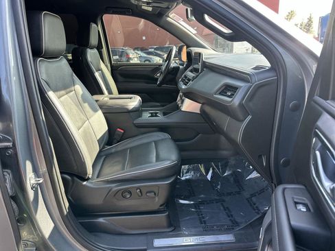 Used 2022 GMC Yukon XL SLT w/ SLT Luxury Package image 14