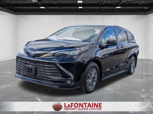 Certified 2025 Toyota Sienna XLE w/ XLE Plus Package image 1