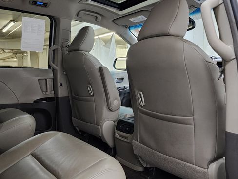 Used 2017 Toyota Sienna XLE Premium AWD/4WD image 19