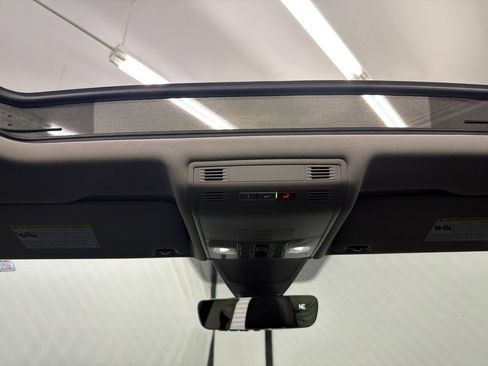 Used 2023 Volkswagen Tiguan SE w/ Panoramic Sunroof Package FWD image 22