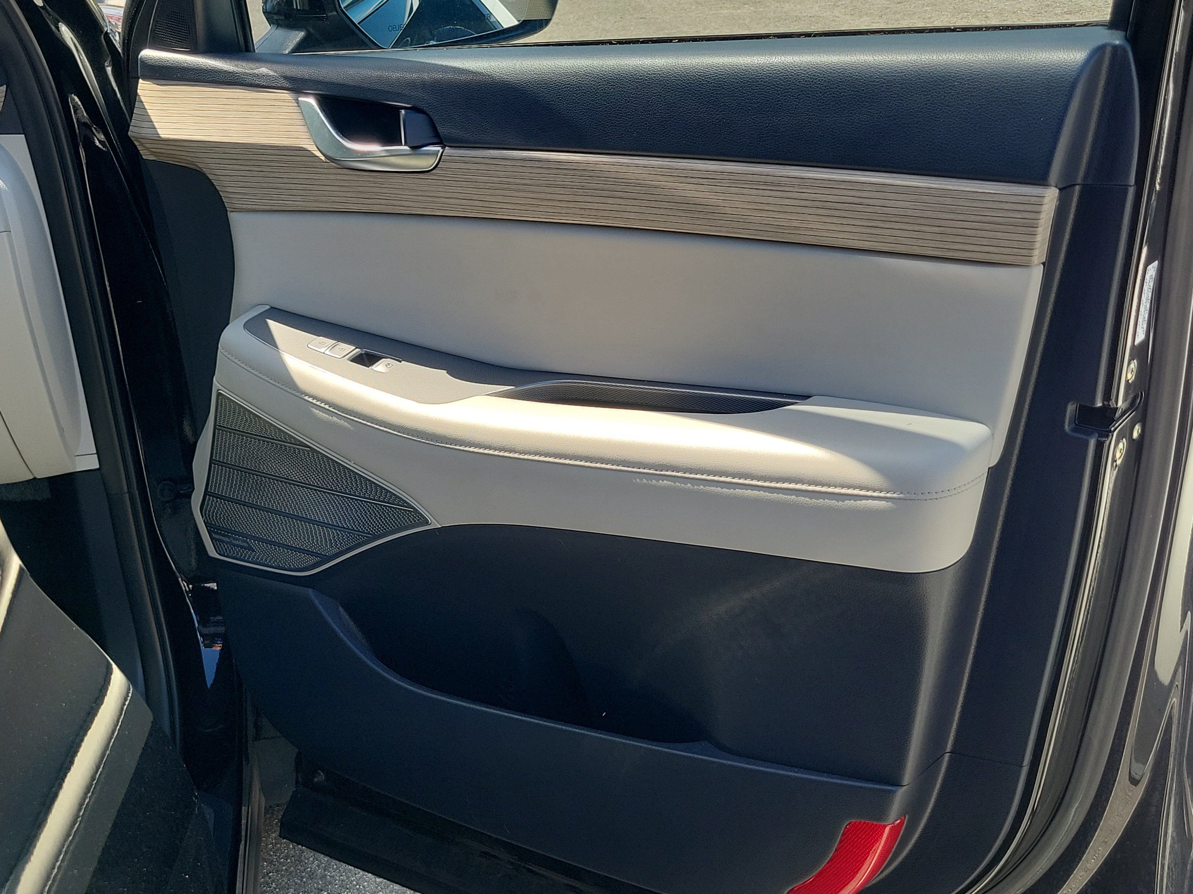 Used 2022 Hyundai Palisade Limited FWD image 19