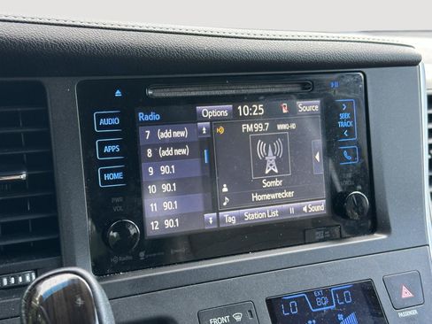 Used 2017 Toyota Sienna XLE Premium FWD image 12