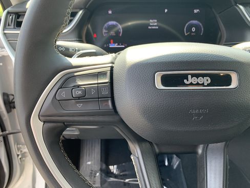 Certified 2023 Jeep Grand Cherokee Laredo w/ Luxury Tech Group I RWD image 20