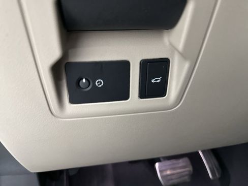 Used 2022 Land Rover Range Rover Velar R-Dynamic S image 19