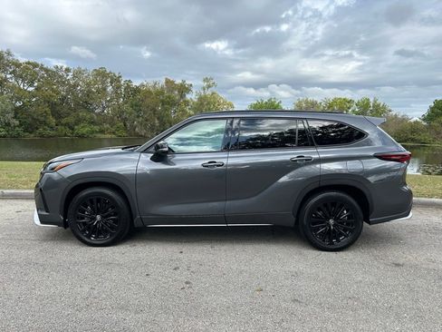 Used 2025 Toyota Highlander XSE image 2