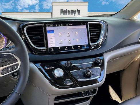 Certified 2024 Chrysler Pacifica Touring-L image 6