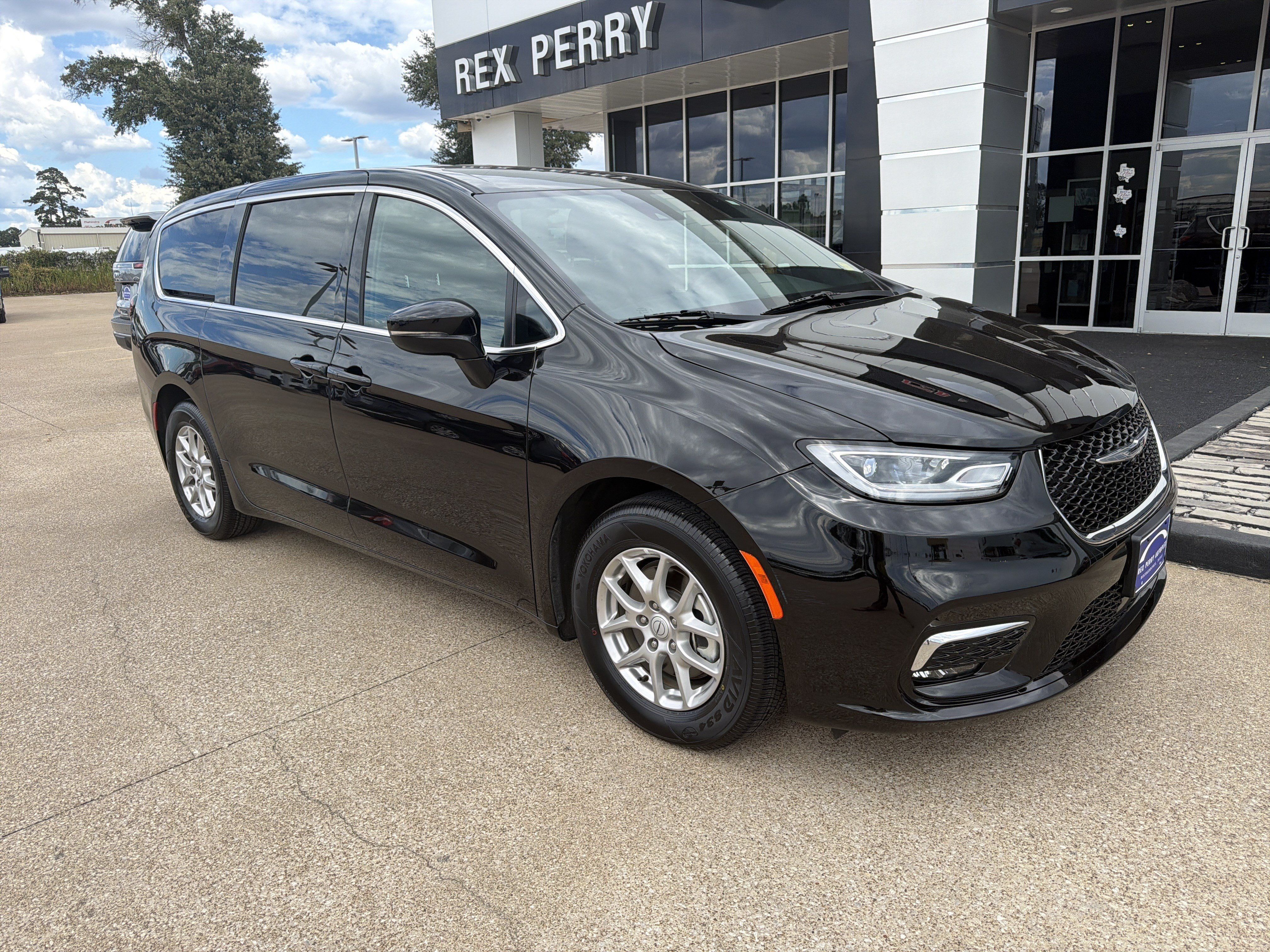Used 2025 Chrysler Pacifica Select FWD image 2