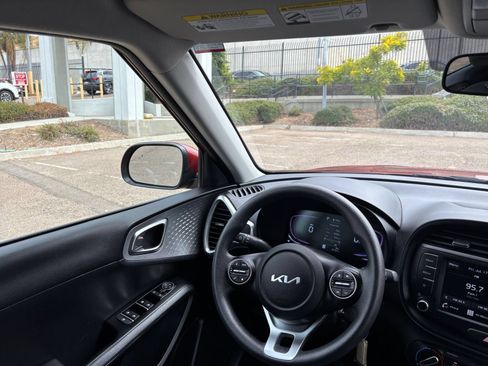 Used 2025 Kia Soul LX w/ LX Technology Package FWD image 32