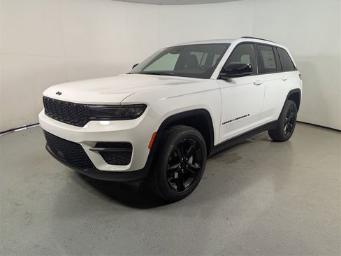 New 2025 Jeep Grand Cherokee Altitude image 3