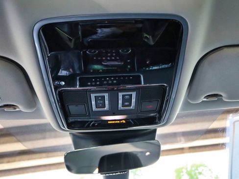 Used 2020 Land Rover Range Rover Velar S AWD/4WD image 40