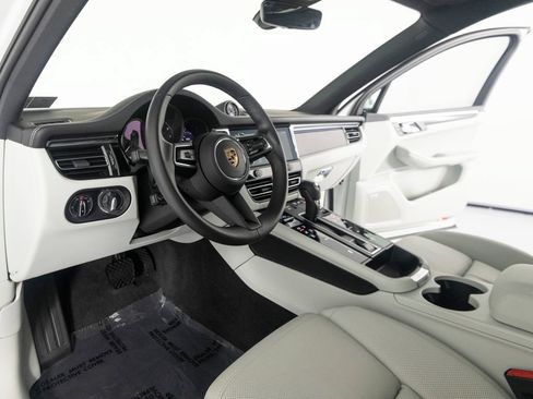 Certified 2026 Porsche Macan AWD/4WD image 4
