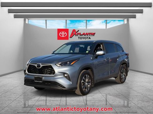 Used 2023 Toyota Highlander XLE AWD/4WD image 2