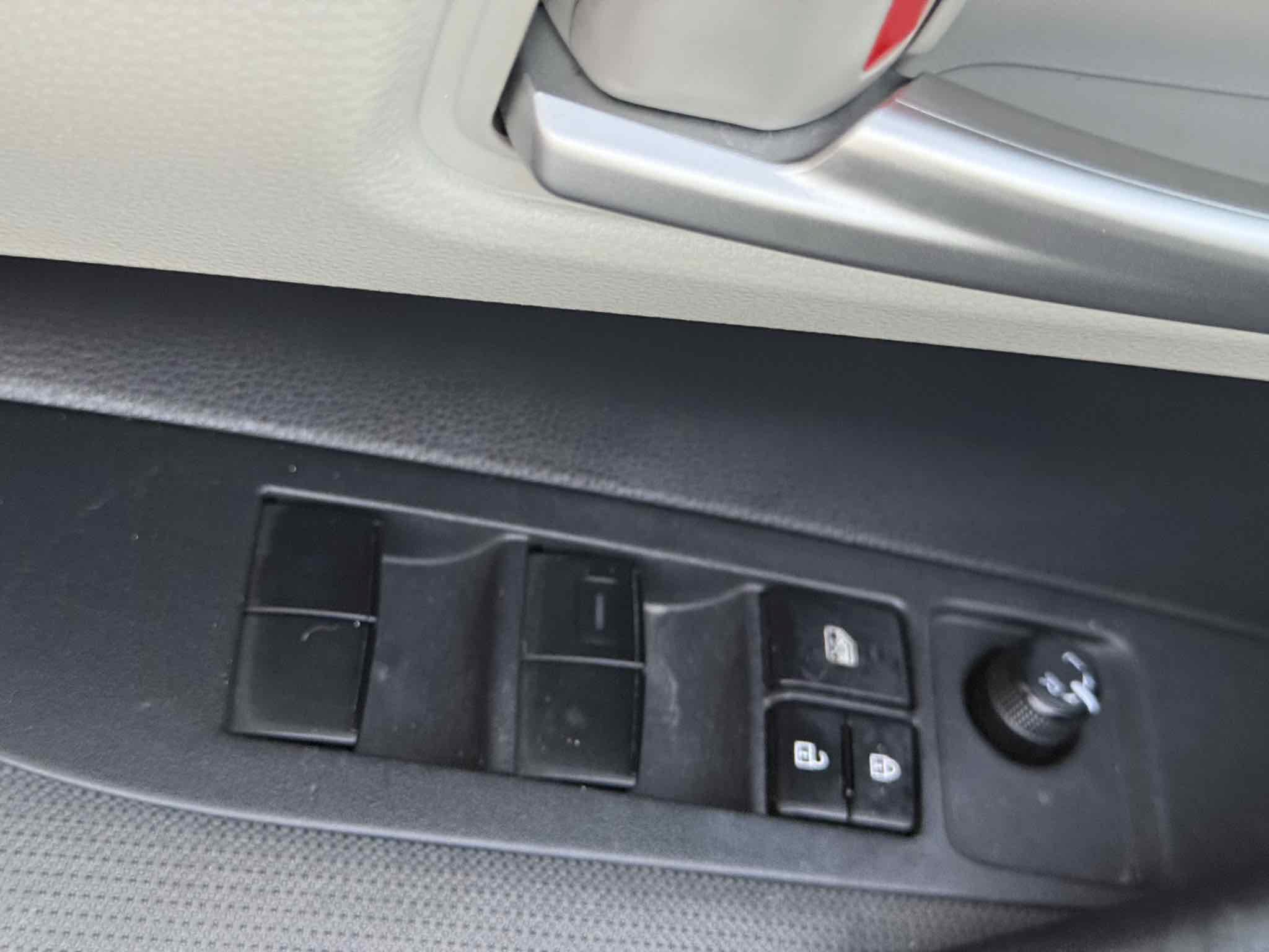 Used 2020 Toyota Corolla LE FWD image 81