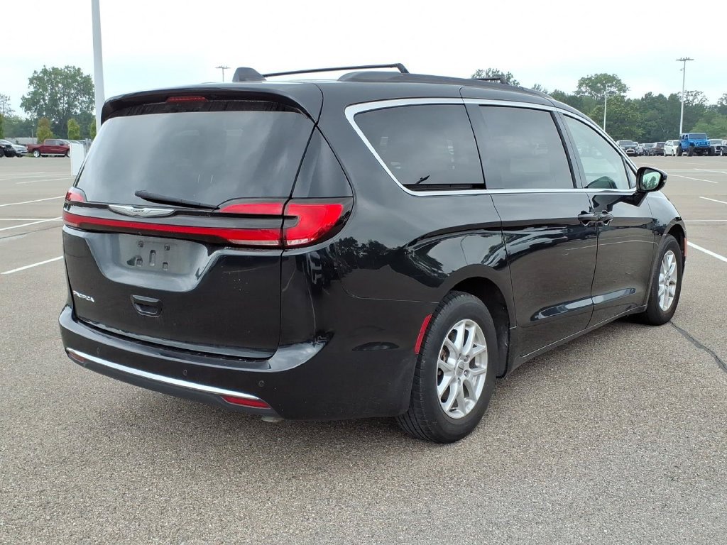 Used 2022 Chrysler Pacifica Touring-L FWD image 4