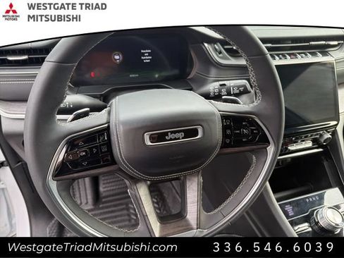Used 2023 Jeep Grand Cherokee Overland AWD/4WD image 12
