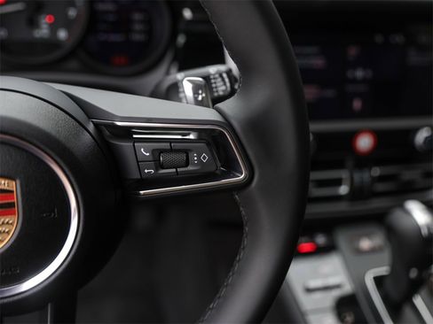 Used 2025 Porsche Macan image 18