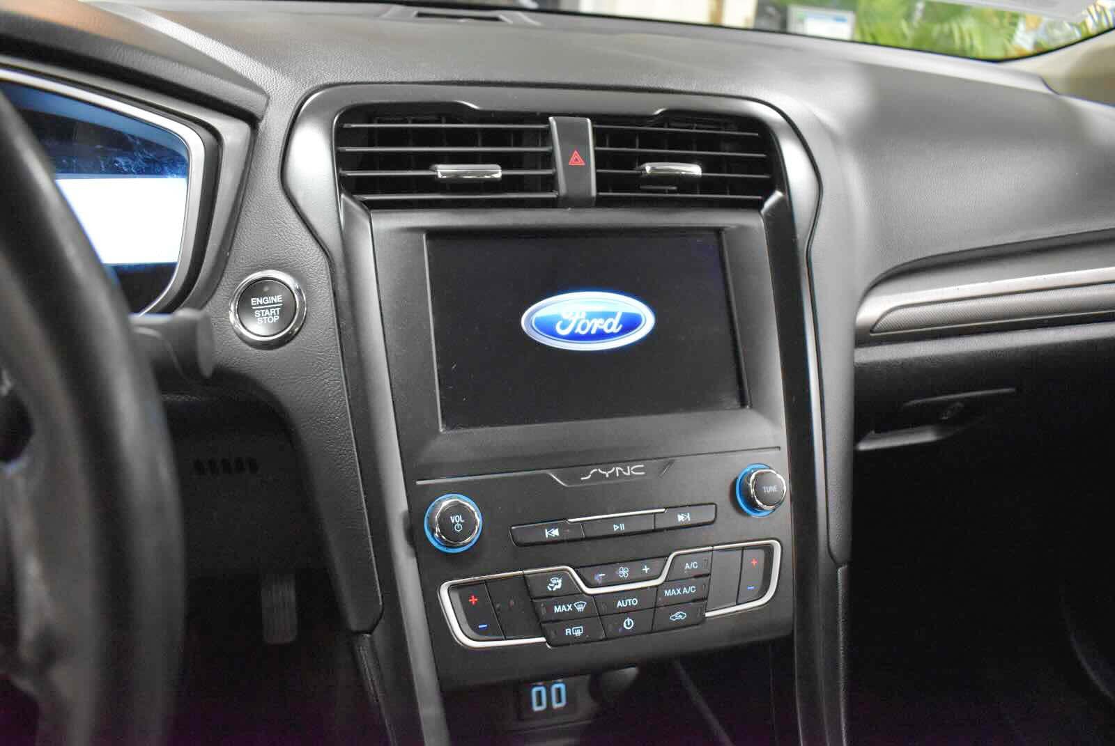 Used 2020 Ford Fusion SE w/ Equipment Group 151A FWD image 18