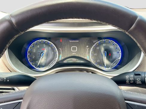 Used 2017 Chrysler Pacifica Touring-L Plus FWD image 12