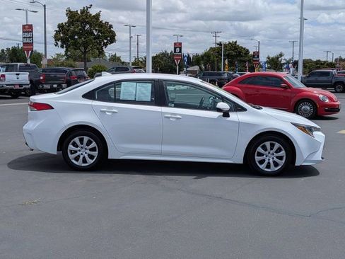 Used 2025 Toyota Corolla LE FWD image 4
