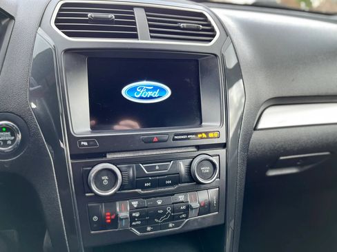 Used 2017 Ford Explorer XLT w/ Equipment Group 202A FWD image 19