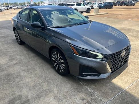 Used 2024 Nissan Altima 2.5 SV FWD image 5