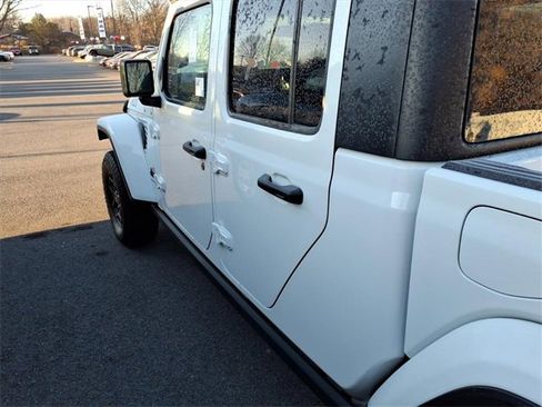 Used 2021 Jeep Gladiator Willys image 10