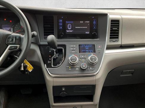 Used 2017 Toyota Sienna L FWD image 8