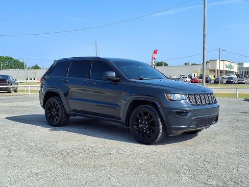 Used 2018 Jeep Grand Cherokee Altitude AWD/4WD image 24