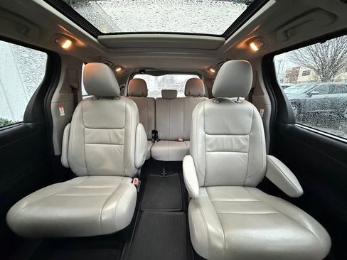 Used 2017 Toyota Sienna Limited Premium image 17