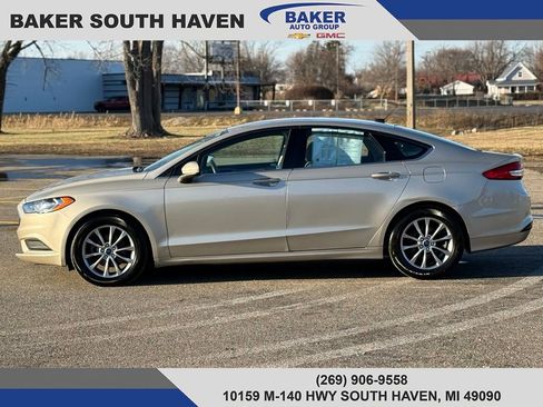Used 2017 Ford Fusion SE image 3