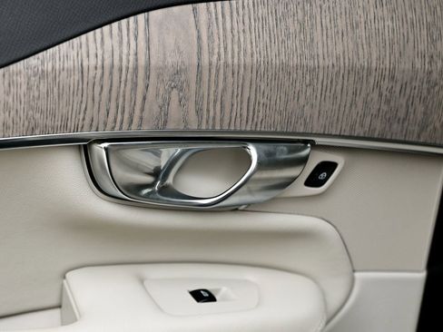 Used 2023 Volvo XC90 B5 Plus w/ Protection Package image 23