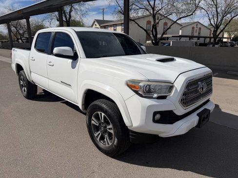 Used 2017 Toyota Tacoma TRD Sport w/ Tow Package image 8
