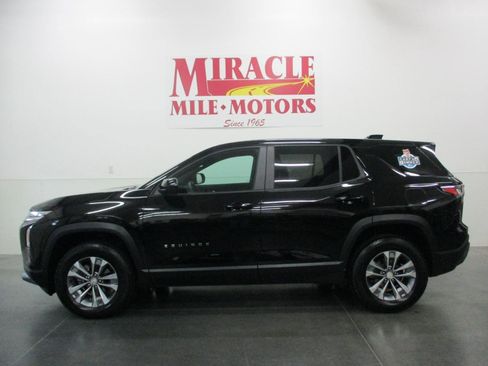 Used 2025 Chevrolet Equinox LT image 2