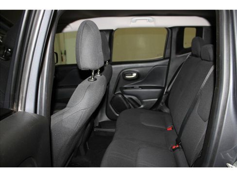 Used 2023 Jeep Renegade Latitude image 12