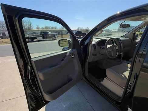 Used 2013 Nissan Frontier SV image 9