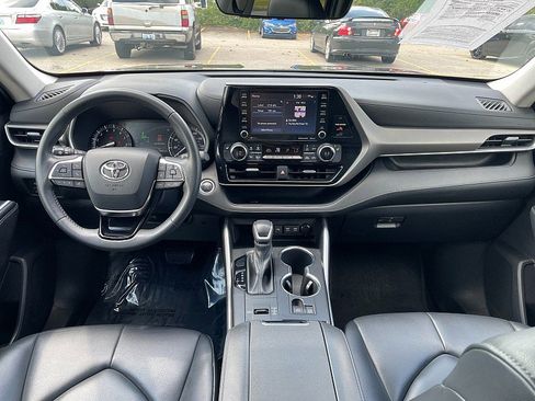 Used 2021 Toyota Highlander XLE image 28