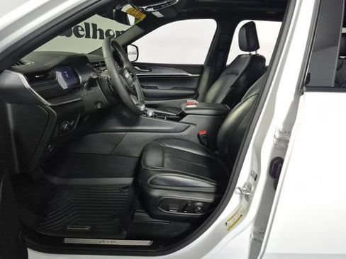 Used 2023 Jeep Grand Cherokee Overland AWD/4WD image 9